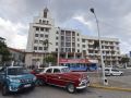 AVehículos estacionados frente a la sede del conglomerado empresarial Gaesa en La Habana el pasado 19 de mayo