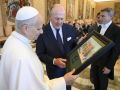 El papa León XIV dedica su primera encíclica a la IA El presidente del Círculo Ecuestre, Enrique Lacalle (c) regaló un cuadro al Papa León XIV