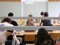 Varios alumnos aprovechan los últimos días antes de Selectividad, en el Centro Universitario de Riazor (CUR)