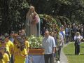 Tras la misa solemne en la iglesia de Santiago, se realizó la procesión con arcos florales, en la que participaron los niños que hicieron la comunión y que estuvo acompañada por la Banda de Música Santiago de Arteixo