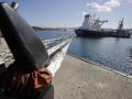 Más de 230.000 toneladas de petróleo y fuel llegarán a A Coruña en una semana Un petrolero, atracado en la terminal de Repsol en el Puerto Exterior de Langosteira