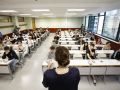 Estudiantes antes de comenzar los exámenes de este martes en Bilbao