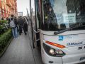 Un hombre baja del bus fletado por Renfe, durante el anterior corte ferroviario