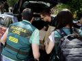 Agentes de la UCO, el pasado miércoles, en la sede central del PSOE en Madrid