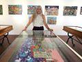 La artista Elena Otero, Chas, con algunas de sus obras, instaladas en el Museo das Mariñas