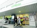 Pasajeros frente a la estación provisional Estación tren huelga de transporte
