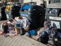 Residuos depositados fuera de contenedores de reciclaje