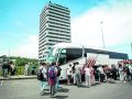 Los jóvenes coruñeses, este viernes en el campus de Elviña, cargando sus pertenencias en el bus que les llevaría a Madrid