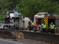 MOS (PONTEVEDRA), 06/06/2026.- La autopista AP-9 se encuentra cortada desde esta mañana en el término municipal de Mos (Pontevedra) tras el vuelco de un camión cisterna que contenía 32.000 litros de gasoil, de los que 7.000 se han derramado por la calzada y cuyo conductor ha resultado ileso. EFE/ Sxenick