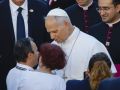 MADRID, 06/06/2026.- El papa León XIV saluda a varios fieles en su visita este sábado al centro CEDIA 24 Horas, de Cáritas Madrid, un proyecto de atención integral a personas en situación de sinhogarismo y exclusión social, en el barrio de El Lucero, en el distrito de Latina, en el marco del primer día de los seis que componen su visita oficial a España. EFE/ J.J. Guillén POOL