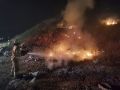 El Servicio de Bomberos y Rescate de Israel en las labores de extinción de varios lugares en los Altos del Golán tras recibir llamadas a la línea directa 102 después del ataque de Irán. El ataque iraní se produce después de que este domingo Israel atacara los suburbios del sur de la capital del Líbano por primera vez desde el último anuncio de tregua entre Israel y el país vecino. EFE/Bomberos Israel SÓLO USO EDITORIAL/SÓLO DISPONIBLE PARA ILUSTRAR LA NOTICIA QUE ACOMPAÑA (CRÉDITO OBLIGATORIO)