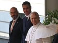 El papa León XIV (d), junto al presidente del Gobierno, Pedro Sánchez (c) y el presidente del Senado, Pedro Rollán (i)
