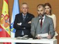 Gómez Caamaño (i), en la toma de posesión del doctor, Luis León Mateos (c), la mañana de este lunes