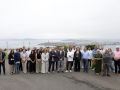 Esperela, “a vida mesma” de Galicia, volverá enaltecer o Branco Lexítimo O alcalde, Sergio Platas; o vicepresidente provincial, Xosé Regueira, e o chef Luis Veira, con organizadores e produtores, onte nos exteriores de Árbore da Veira