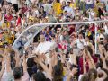 El Papa León XIV saluda a los fieles a su llegada a la vigilia que se celebra este martes en el Estadio Olímpico de Barcelona.