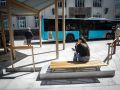 Bancos nuevos en la parada de bus de Correos