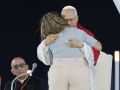 El papa León XIV abraza a una mujer durante la vigilia de Barcelona