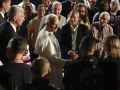 El papa León XIV saluda a varios presos a su llegada este miércoles a la prisión de Brians