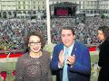 Luz Casal y Carlos Negreira, tras el pregón de las Fiestas de María Pita de 2014, cuyo concierto inaugural también dio la artista de Boimorto