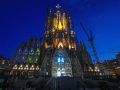 La Sagrada Familia iluminada tras la bendición del Papa León XIV de la Torre de Jesús
