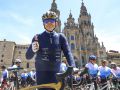 El presidente de AC Hotels by Marriott, Antonio Catalán llega esta mañana a la meta del Camino tras completar junto a un pelotón de 75 ciclistas la XXXVI edición de la Ruta Xacobea que impulsó como una promesa personal