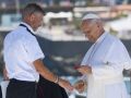 León XIV entrega un obsequio al patrón de la Guardamar 'Urania', Tito Villarmea, una de las embarcaciones de Salvamento Marítimo que asisten a las personas embarcadas en cayucos y pateras, durante el encuentro que el papa León XIV ha mantenido con más de un millar de inmigrantes de África, América Latina y con representantes de las principales instituciones y organizaciones sociales que trabajan en los servicios de rescate, acogida e integración, en el muelle de Arguineguín, en la isla de Gran Canaria, este jueves, en el sexto día de su viaje a España. EFE/ Angel Medina G. POOL