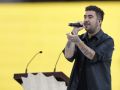 El cantautor Beret, durante su actuación en la vigilia ante 40.000 personas del papa León XIV en el Estadio Olímpico de Barcelona.EFE/ Alberto Estévez