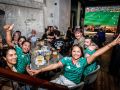 showroom y sport café. gente viendo el mundial con tacos y nachos