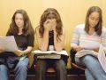Alumnas justo antes de entrar al examen de selectividad en A Coruña en 2001