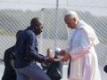 El papa León XIV durante su visita este viernes al centro de primera acogida 'Las Raíces' de Tenerife
