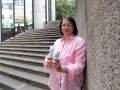 María Rodríguez muestra dos botes de crema que usa de forma habitual