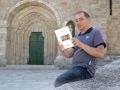 Juan Fariña, con su novela, en el atrio de Santa María do Azougue