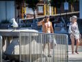 El frescor del mar de la bahía del Orzán se convierte este sábado en la mejor opción para sobrellevar el calor, que tiene a la ciudad en alerta por temperaturas de hasta más de 34 grados