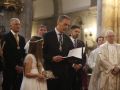 El alcalde de Tui, Enrique Cabaleiro, procede a una lectura durante su participación en la procesión del Corpus, enmarcado en los actos de la tradicional Ofrenda del Antiguo Reino de Galicia al Santísimo Sacramento