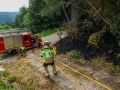 Los medios de extinción realizan labores de enfriamiento y vigilancia en el incendio de Padrón