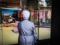 Una persona observa el escaparate de una tienda de Zara