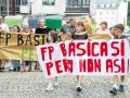 Un instante de la protesta que recorrió desde el IES Carral hasta el ayuntamiento