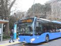 Un usuario accede a un bus metropolitano en Entrejardines