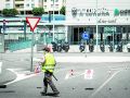 Un operario supervisa la zona acotada para los buses, este martes, en la estación de tren de A Coruña