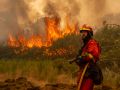 Un efectivo de la UME participa en la extinción del incendio del municipio ourensano de Chandrexa de Queixa durante la ola de fuegos del pasado verano
