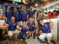 Los ‘caboverdianos’ de la calle San Juan, el pasado lunes durante el partido de España