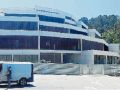 Operarios del multiusos de Bastiagueiro permanecían ayer en el exterior del recinto