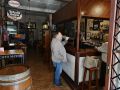 Uno de los clientes habituales toma un vino en el interior de O’lionardo, ayer