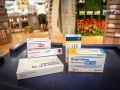 Varios envases de medicamentos fotosensibilizantes, en la farmacia Paula Briones