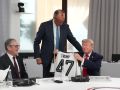 Trump, con la camiseta de Alemania que le regalaron en el G7