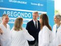 Alfonso Rueda saluda a personal del Sergas en la inauguración del nuevo centro de salud de Abegondo