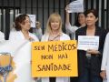 Cada día de huelga sanitaria en A Coruña supone una media de 1.000 actos médicos cancelados Varios sanitarios en una protesta esta semana en el Chuac