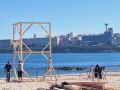 Montaje de la falla de San Juan en la playa de Riazor de A Coruña
