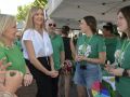 Fabiola García destaca en O Burgo la labor de Agaela para visibilizar la esclerosis lateral amiotrófica La conselleira, este domingo en O Burgo con voluntarias de Agaela