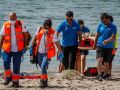 Socorren a una joven desmayada y con espasmos en la playa del Orzán Una joven es atendida por los servicios de urgente el Orzán